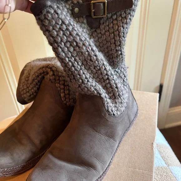 UGG Lyza Dark Brown Boots - Picture 2 of 6